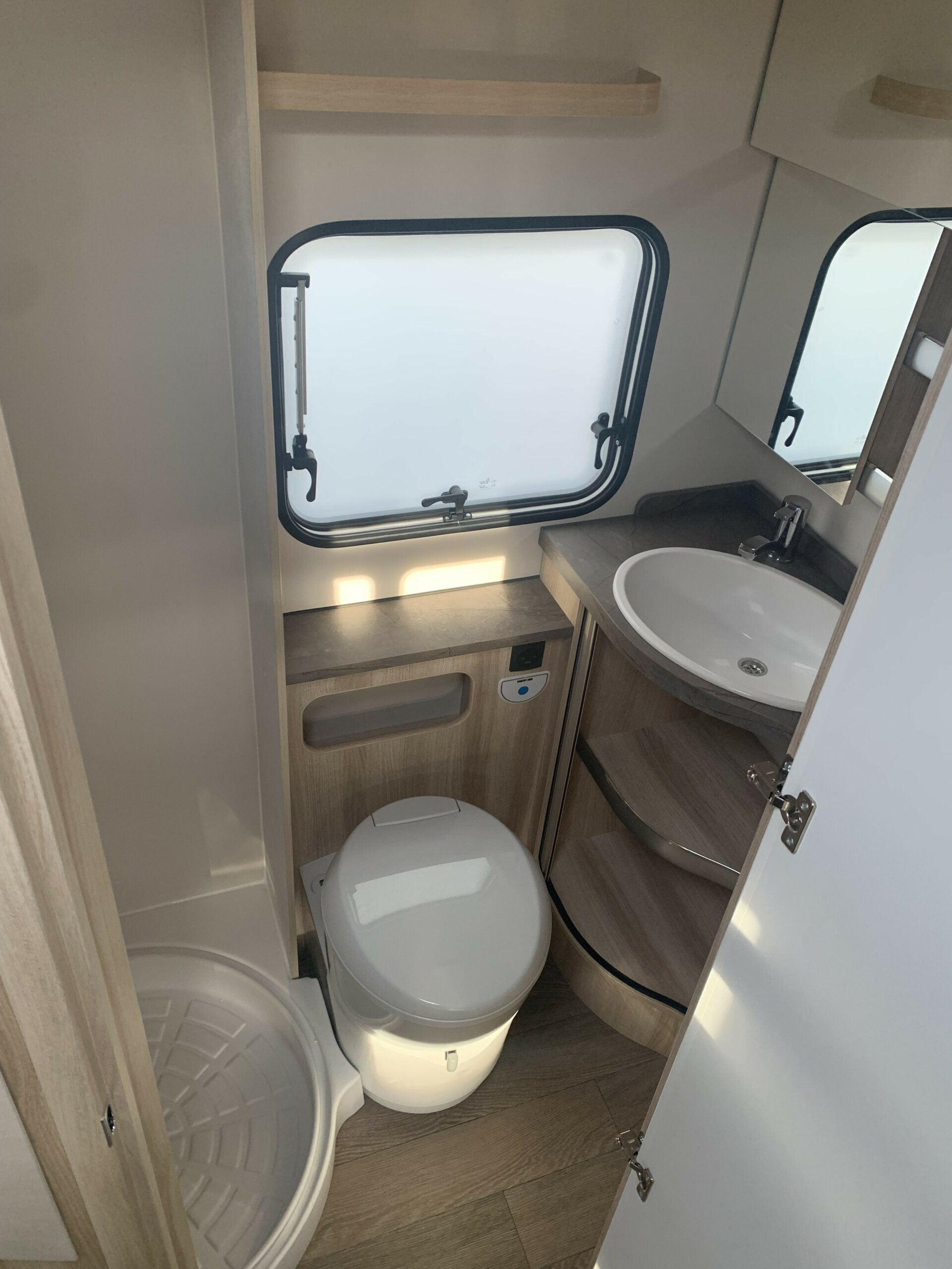 CARAVANE HOBBY 545 KMF DE LUXE – Image 4