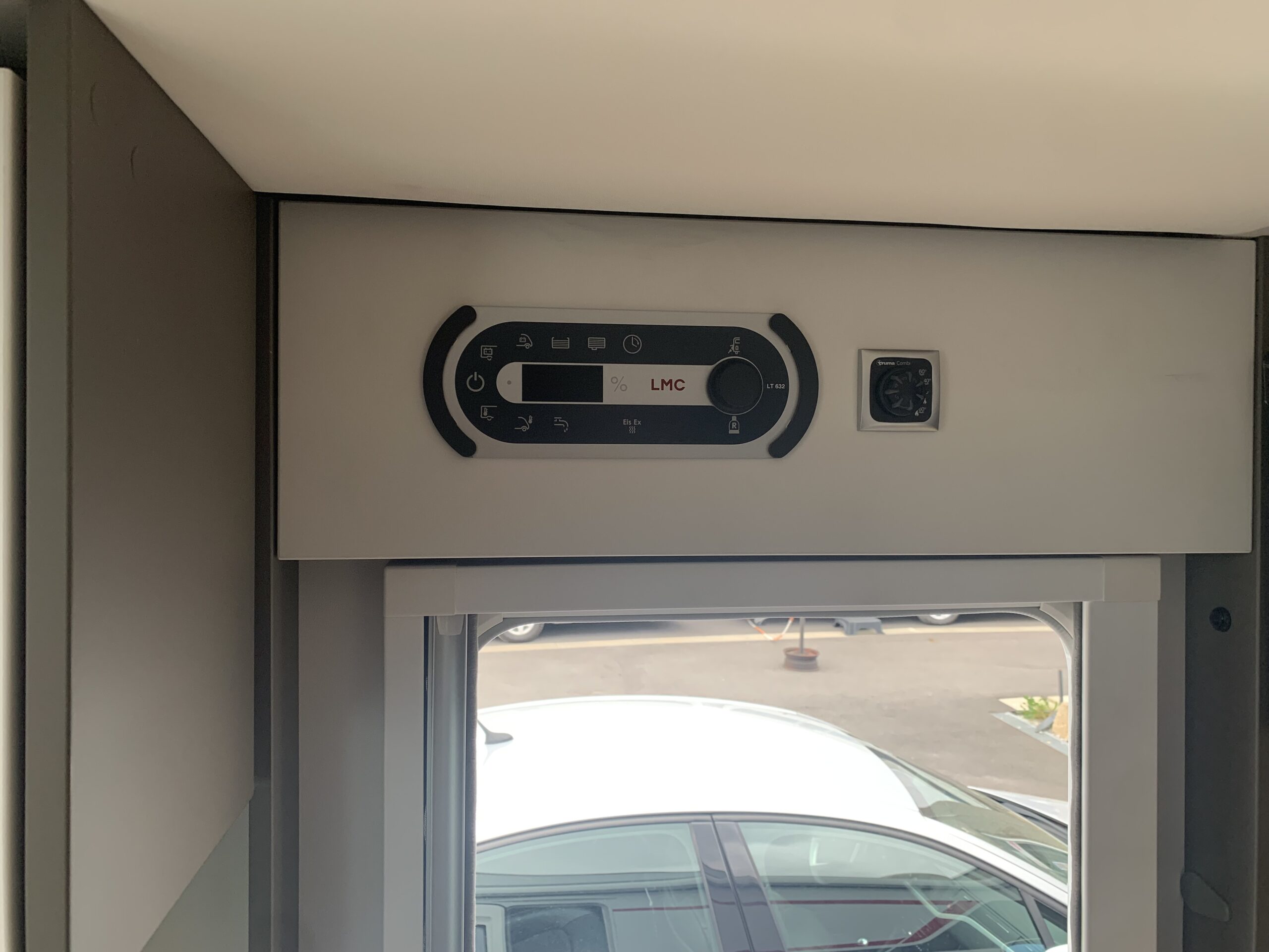 CAMPING-CAR LMC TOURER LIFT 660 G – Image 8