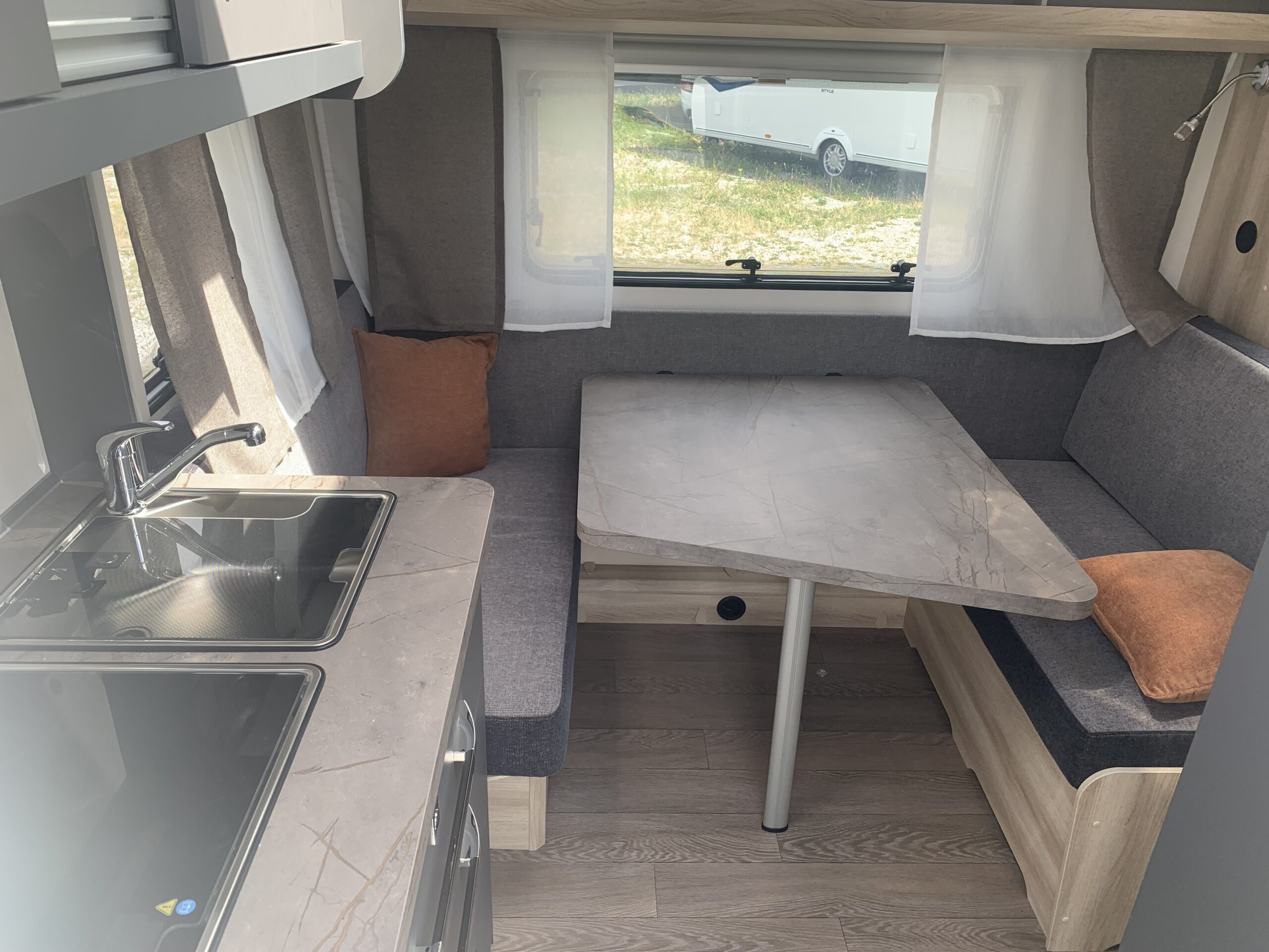 CARAVANE HOBBY 400 SFE DE LUXE 2026 – Image 2